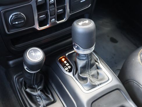 Used 2025 Jeep Wrangler Unlimited Sahara AWD/4WD image 19