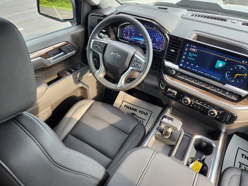 Used 2025 Chevrolet Silverado 1500 LT Trail Boss w/ Convenience Package II AWD/4WD image 15