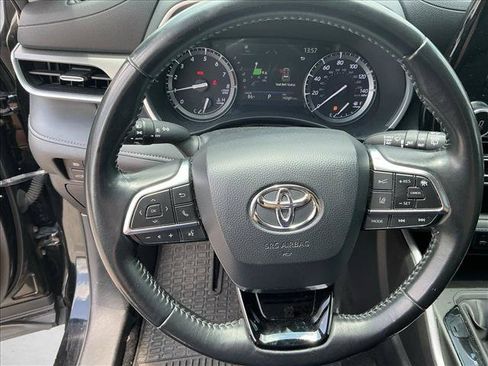 Used 2020 Toyota Highlander XLE FWD image 16