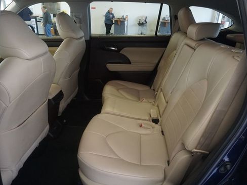 Used 2022 Toyota Highlander XLE AWD/4WD image 21