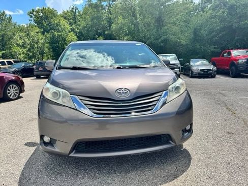 Used 2014 Toyota Sienna XLE FWD image 2