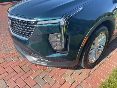 Used 2024 Cadillac XT4 Luxury w/ Cold Weather Package AWD/4WD image 2