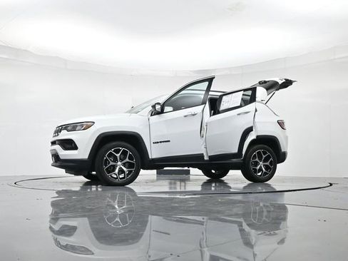 Used 2024 Jeep Compass Latitude image 52