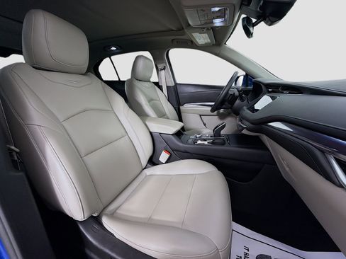 Used 2021 Cadillac XT4 Luxury w/ Cold Weather Package FWD image 28