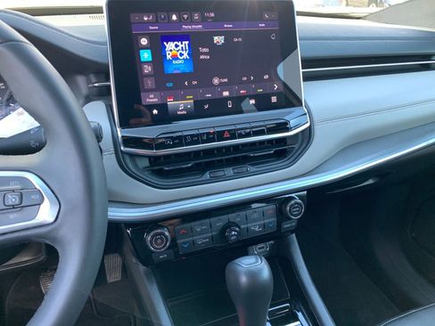 Used 2025 Jeep Compass Limited image 17