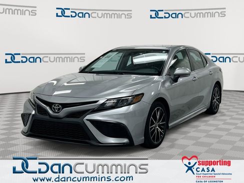 Used 2022 Toyota Camry SE image 1