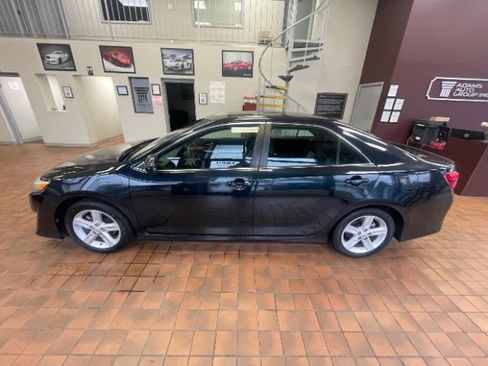 Used 2014 Toyota Camry SE image 2