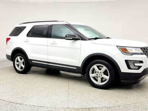 Used 2017 Ford Explorer XLT w/ Equipment Group 202A image 2