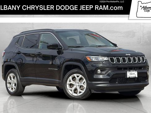 Used 2024 Jeep Compass Latitude AWD/4WD image 1
