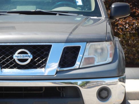 Used 2009 Nissan Frontier SE w/ SE Value Truck Pkg AWD/4WD image 9