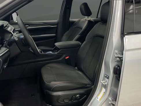 New 2026 Jeep Grand Cherokee Altitude image 9