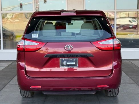 Used 2018 Toyota Sienna L image 10