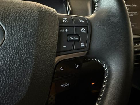 Used 2025 Toyota Camry SE FWD image 33