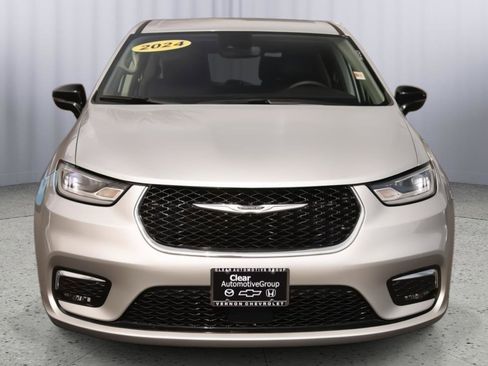 Used 2024 Chrysler Pacifica Touring-L FWD image 22
