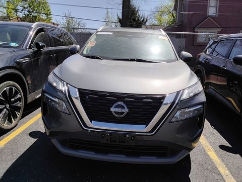 Used 2023 Nissan Rogue SV w/ SV Premium B Package image 11