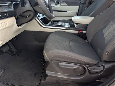 Used 2024 Kia Carnival LX FWD image 12