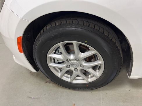 Used 2022 Chrysler Voyager LX image 9