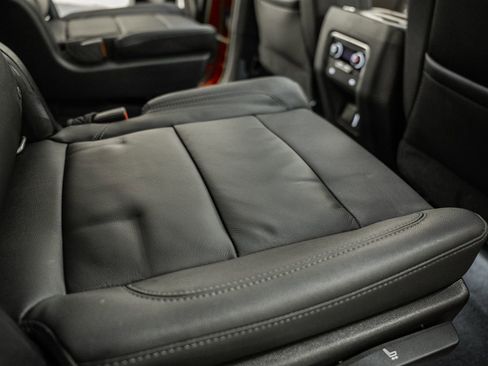 Used 2021 Chevrolet Suburban Z71 image 40