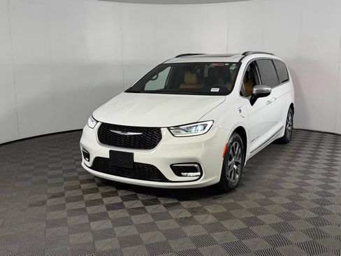Used 2023 Chrysler Pacifica Pinnacle FWD image 4