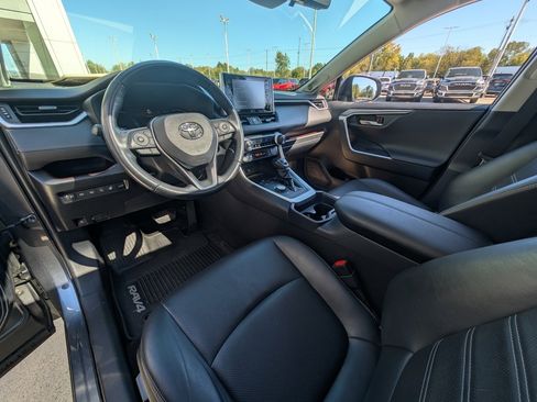 Used 2019 Toyota RAV4 Limited image 14