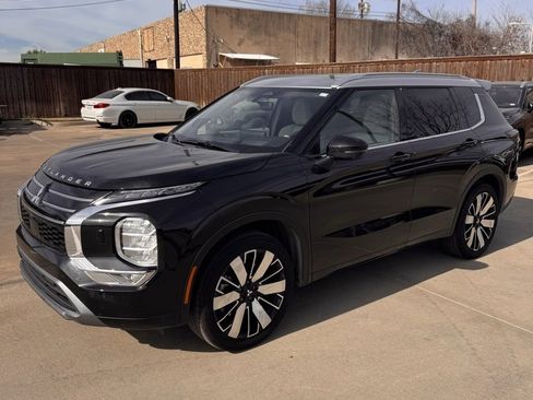 Used 2025 Mitsubishi Outlander AWD image 3