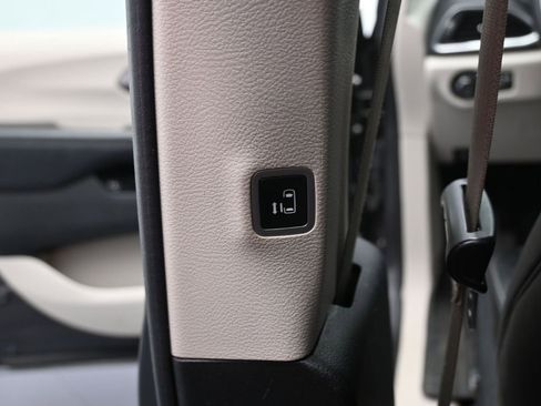 Used 2017 Chrysler Pacifica Platinum image 22