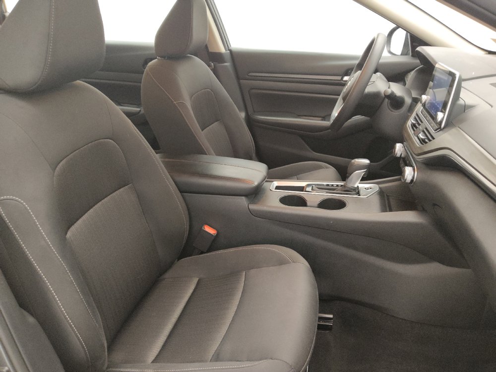 Used 2025 Nissan Altima 2.5 SV FWD image 21