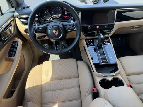 Certified 2025 Porsche Macan AWD/4WD image 18
