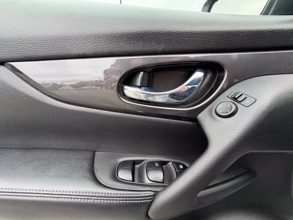 Used 2020 Nissan Rogue SV AWD/4WD image 15