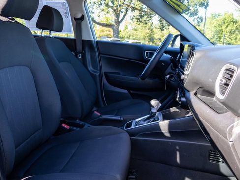 Used 2021 Hyundai Venue SE FWD image 12