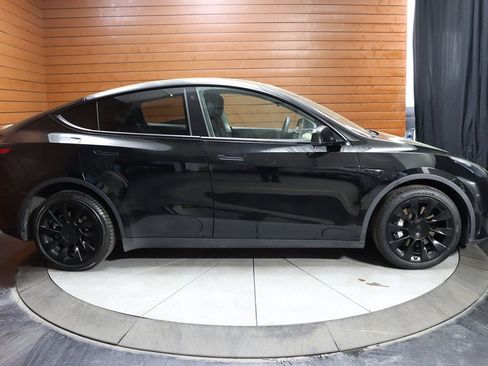 Used 2023 Tesla Model Y Long Range image 39