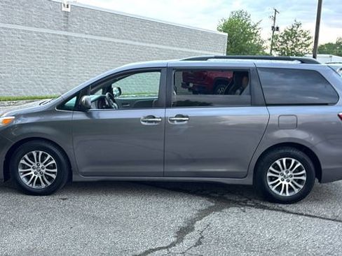 Used 2018 Toyota Sienna XLE Premium w/ Carpet Mat Package FWD image 4