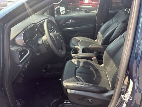 Used 2025 Chrysler Pacifica Select image 10