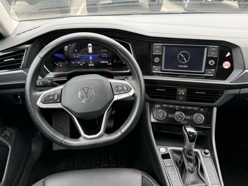 Used 2024 Volkswagen Jetta SE image 14