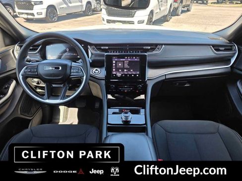 Used 2024 Jeep Grand Cherokee Laredo AWD/4WD image 20