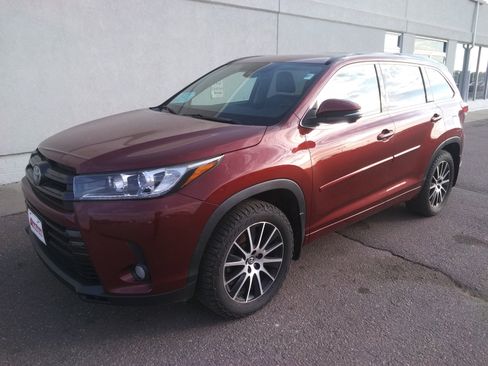 Used 2017 Toyota Highlander AWD V6 image 2