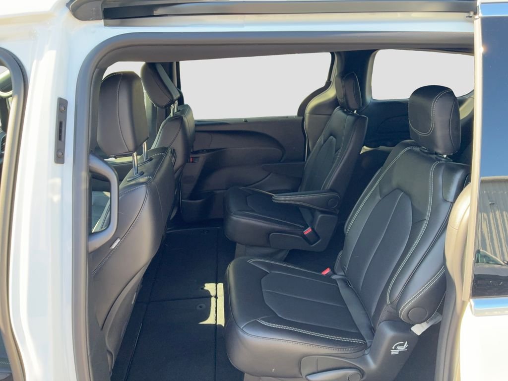 New 2027 Chrysler Pacifica Select FWD image 18