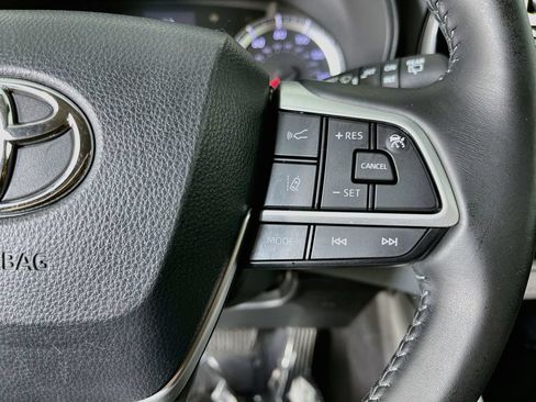 Used 2022 Toyota Highlander LE FWD image 17