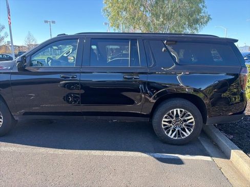 Used 2025 Chevrolet Suburban Z71 image 17