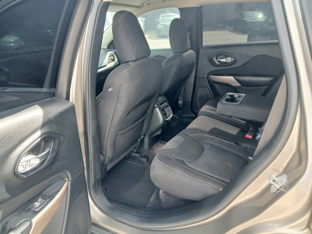 Used 2017 Jeep Cherokee Latitude FWD image 11