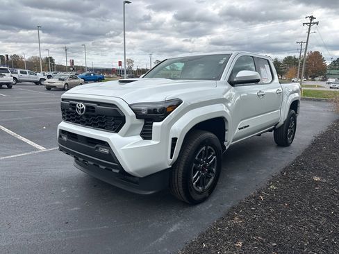 Used 2024 Toyota Tacoma TRD Sport image 4