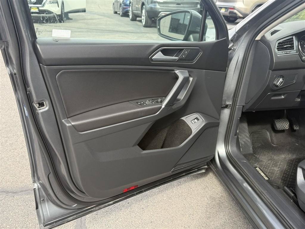 Used 2018 Volkswagen Tiguan SEL AWD/4WD image 12