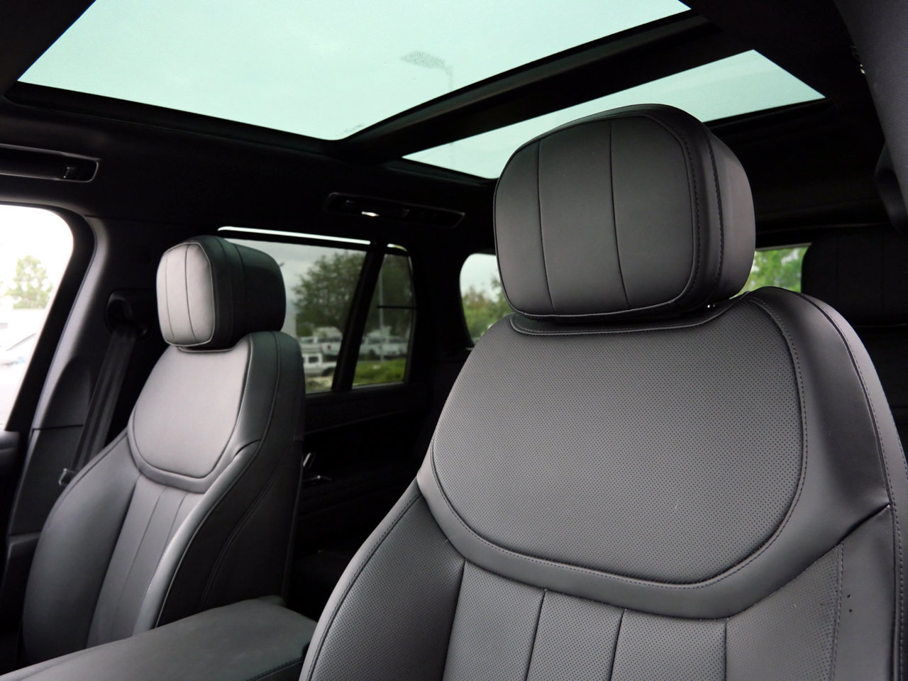 Used 2025 Land Rover Range Rover SE AWD/4WD image 14