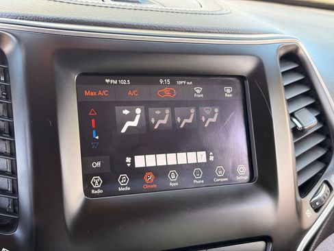 Used 2019 Jeep Cherokee Latitude w/ Popular Appearance Group FWD image 22