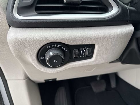 Used 2024 Chrysler Pacifica Touring-L FWD image 25