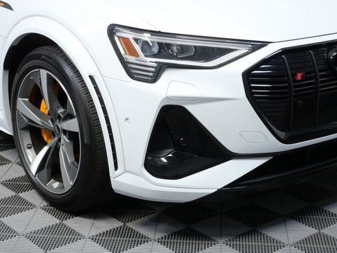 Certified 2022 Audi e-tron S Premium Plus w/ 21" Black Optic Package image 32