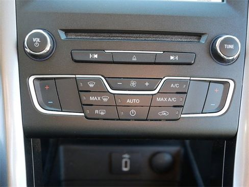 Used 2017 Ford Fusion SE image 30