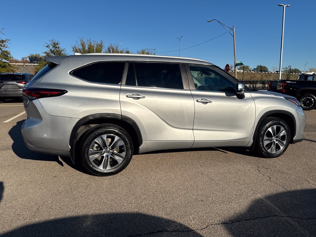Used 2024 Toyota Highlander XLE AWD/4WD image 10