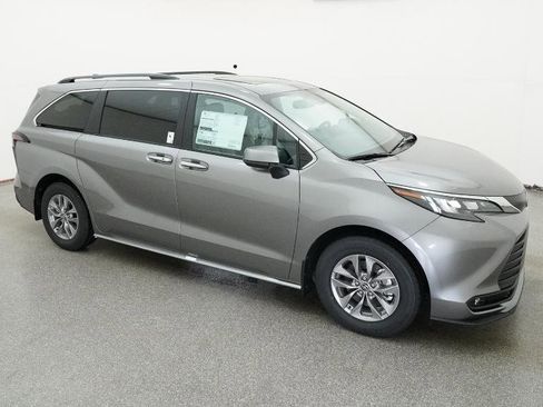 New 2026 Toyota Sienna XLE image 15