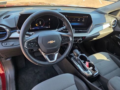 Certified 2025 Chevrolet Trax LT w/ LT Convenience Package image 14